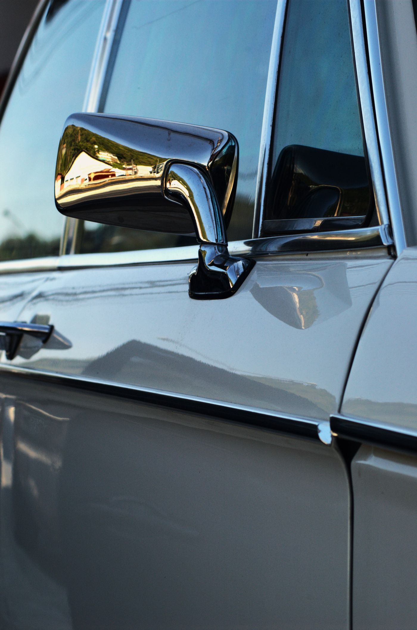 Retrovisor cromado de um carro clássico